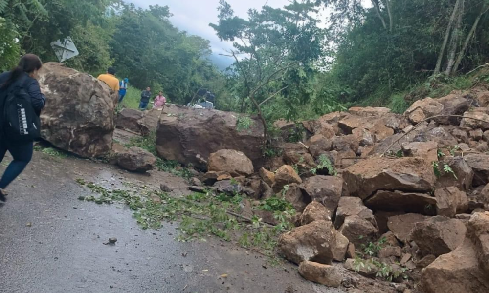 habilitado-paso-provisional-tras-deslizamientos-en-san-vicente-de-chucuri-debido-a-las-fuertes-lluvias-en-santander