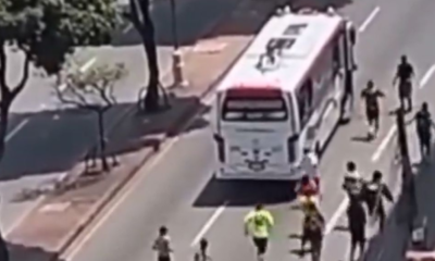 autobus-donde-iban-hinchas-del-cucuta-deportivo-fue-atacado-por-aficionados-del-atletico-bucaramanga